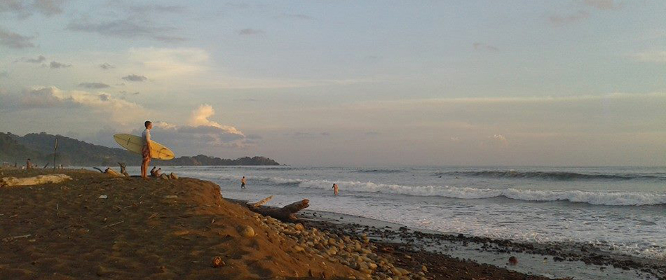 foto di surfer sulla spiaggia